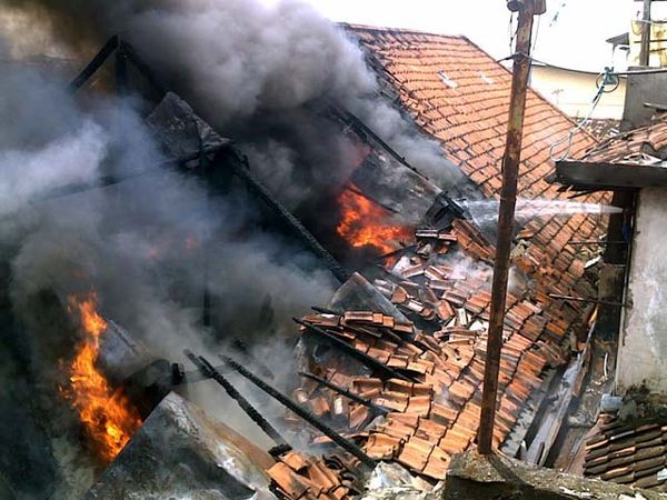 Gudang Besi Terbakar