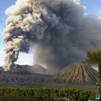 Gunung Bromo Masih Awas, Semburan Asap Hitam Setinggi 800 Meter