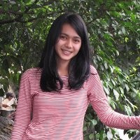 Aduh, Nabrak Gara-gara Memeluk Pacar