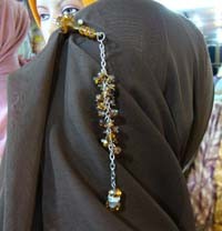 Percantik Kerudung dengan Aneka Peniti Kristal