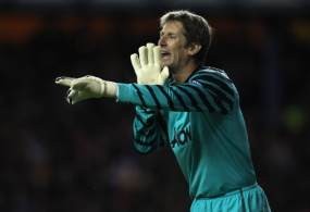Fergie Relakan Van der Sar Pensiun