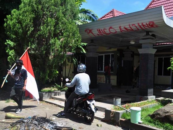 Mahasiswa Coreti Tembok PT INCO Mahasiswa Coreti Tembok PT INCO