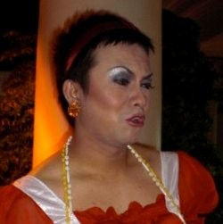 Erwin Moron Tertantang Jadi Banci di London Virginia