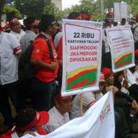 Karyawan Demo Merger Flexi-Esia di Istana