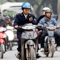 Polda Metro akan Tindak Pengendara yang Gunakan HP Saat Berkendara 