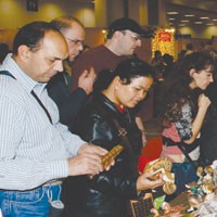 Batik Indonesia Semarakkan Bazar Natal di Athena