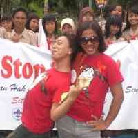 Peringati Hari AIDS, LSM SAR Situbondo Bagi-bagi Stiker 