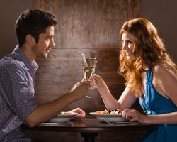 3 Cara Mengajarkan Pria Lebih Romantis