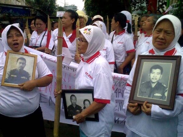 Tolak Eksekusi Rumah, Warga Bawa Bambu Runcing 
