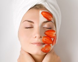 Angkat Kulit Mati dengan Masker Strawberry