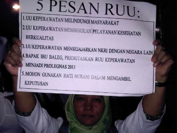 Puluhan Perawat Demo DPR 