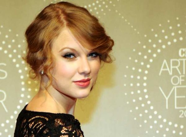 Taylor Swift Dimabuk Cinta