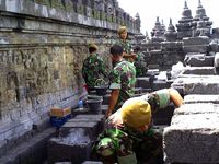 TNI Bersihkan Candi Borobudur