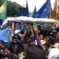 Saling Dorong, Ribuan Buruh Berusaha Terobos Barikade Polisi