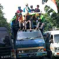 Konvoi Ratusan Buruh Macetkan Lalin