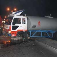 Truk Muat Alkohol Tergelincir, Lalin Surabaya-Malang Macet 3Km