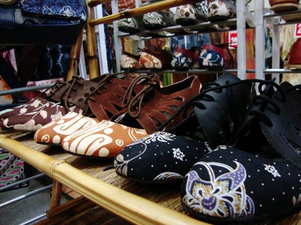 Sepatu Batik Nan Cantik