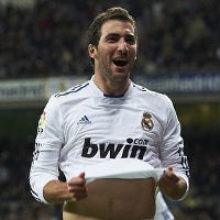 Higuain Terancam Absen Dua Bulan