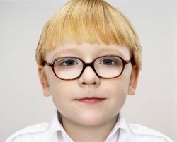 Tanda-tanda Si Kecil Membutuhkan Kacamata