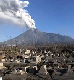 Jelang 40 Hari Meninggalnya Mbah Maridjan, Keluarga Tabur Bunga