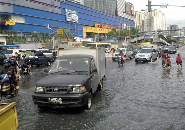 Hujan, Depan WTC Mangga Dua Tergenang