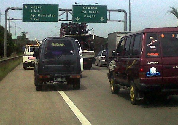 Tol JORR Arah Pondok Indah Macet Panjang