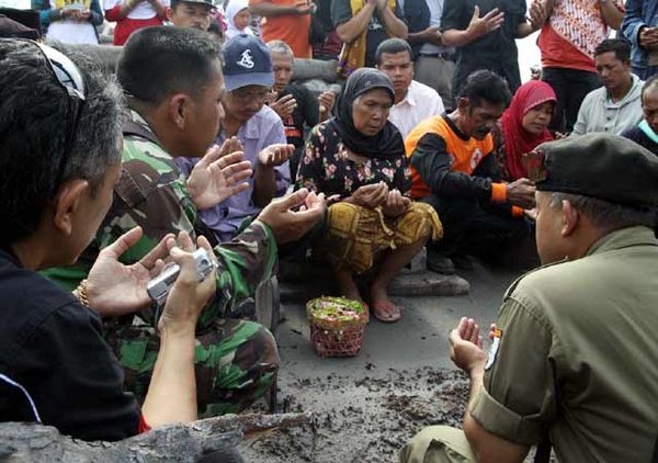 Nyekar di Makam Mbah Maridjan