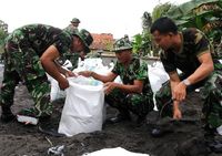 TNI Perkuat Tanggul Kali Code 