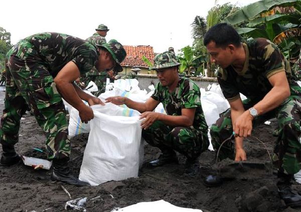 TNI Perkuat Tanggul Kali Code 