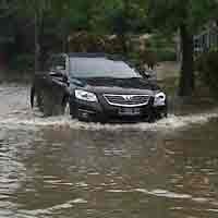 Warga di Perumahan di Ketintang Berjuang Melawan Banjir