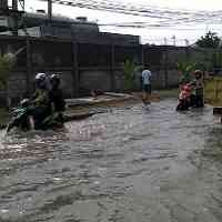 Pergudangan Margomulyo Dikepung Banjir 