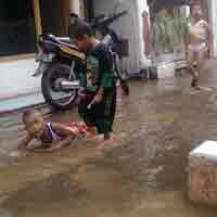 Perkampungan di Tengah Kota Surabaya Sebagian Masih Banjir