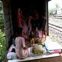 Surabaya Diterjang Banjir, Warga Mengungsi di Bekas Gerbong Kereta Barang