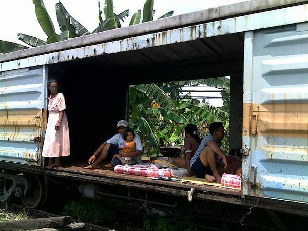 Korban Banjir Mengungsi ke Gerbong