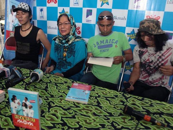 Bunda Iffet Rilis Buku Rock n Roll Mom Bunda Iffet Rilis Buku Rock n Roll Mom