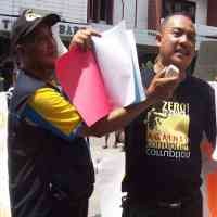 Pulang Kampung, Bibit Samad Rianto Disambut Unjuk Rasa