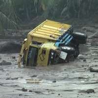 Truk Penambang Pasir Terjebak Banjir Lahar Dingin