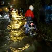 2 Jam Diguyur Hujan, Jalan di Surabaya Tergenang Air