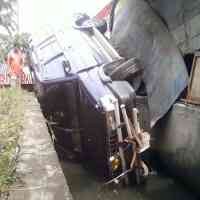 Diduga Sopir Mengantuk, Kijang Masuk Selokan 