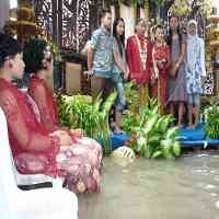 Dua Pesta Pernikahan Digelar di Tengah Banjir 