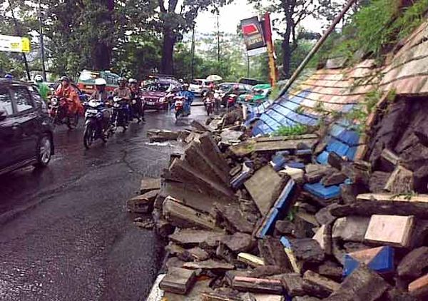 Tembok Mural di Jalan Siliwangi Longsor