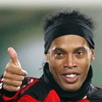 Ronaldinho Masih Harus Bersabar