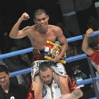 Chris John Menang Angka Mutlak atas Saucedo