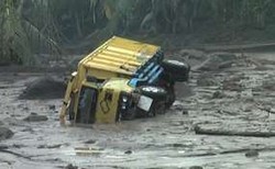 Banjir Lahar Dingin Kembali Seret Truk Penambang Sejauh 1 Km