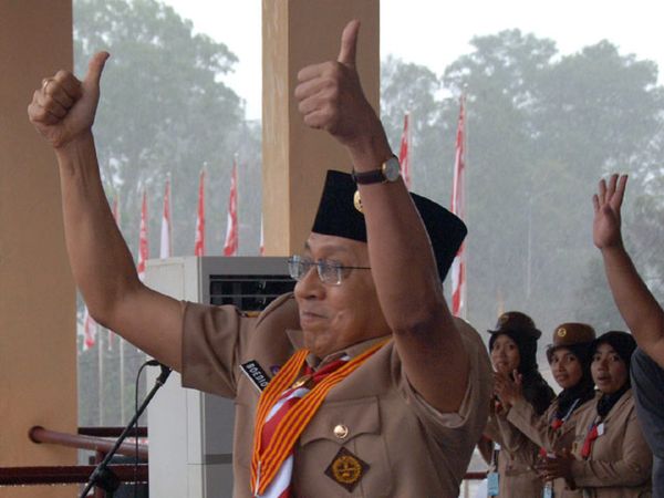 Boediono Acungkan Jempol  untuk Pramuka