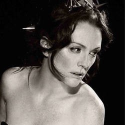 Jadi Dewi Yunani, Julianne Moore Tampil Vulgar di Kalender