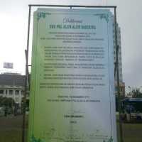 Baliho Deklarasi PKL Mejeng di Alun-alun Bandung