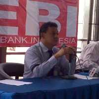 Prihatin Pembahasan OJK, Pegawai BI Pakai Pita Hitam