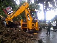 Pembersihan Reruntuhan Tembok di Jl. Siliwangi