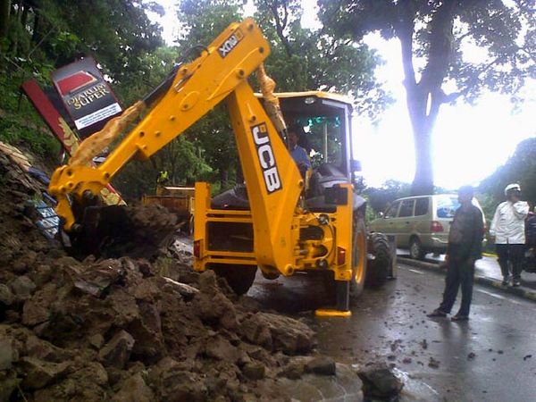 Pembersihan Reruntuhan Tembok di Jl. Siliwangi